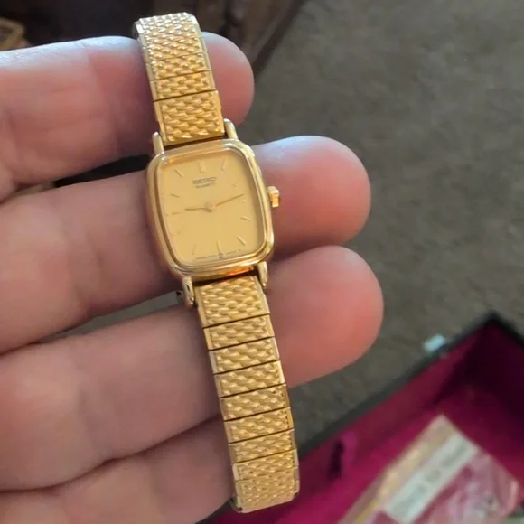 Seiko Gold Rectangular Quartz Watch Vintage Looks Almost New Works Great 8" - Picture 5 of 11